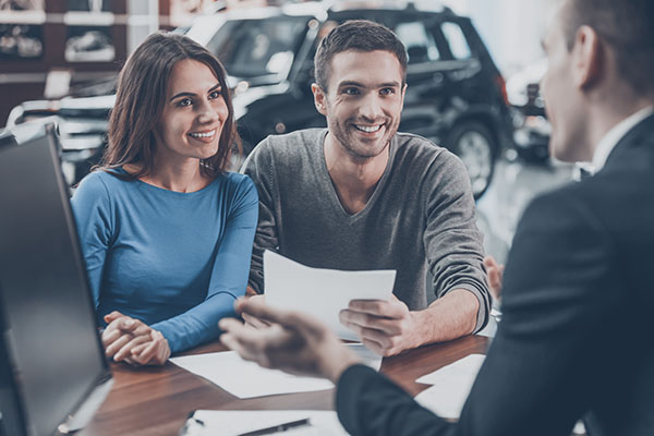 This,Is,Good,Choice.,Confident,Young,Salesman,Explaining,All,The Autoankauf